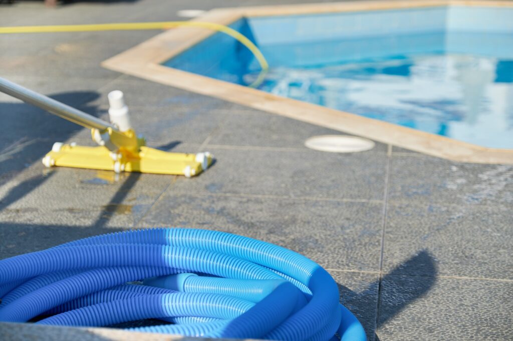 Water vacuum cleaner for cleaning the pool